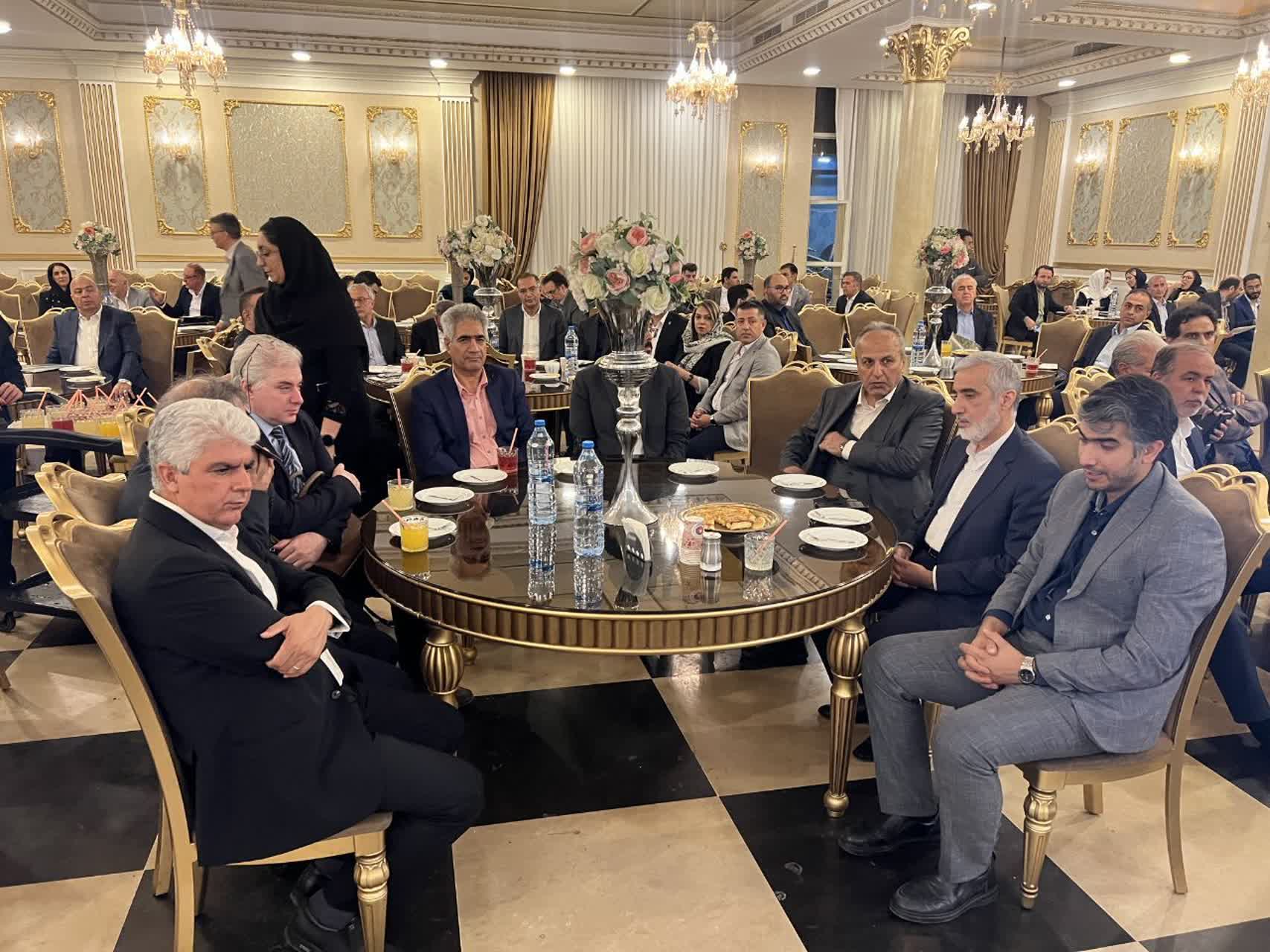 نشست صمیمانه صنعت داروسازی کشور با مدیران سازمان غذا و دارو